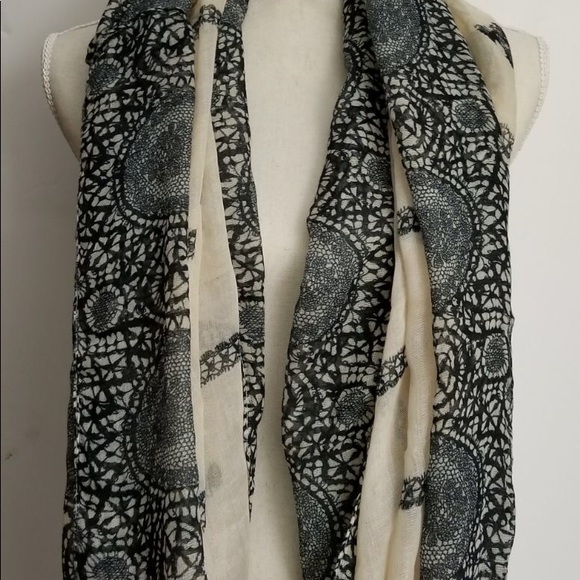 Accessories - Beautiful Black and Tan infinity scarf